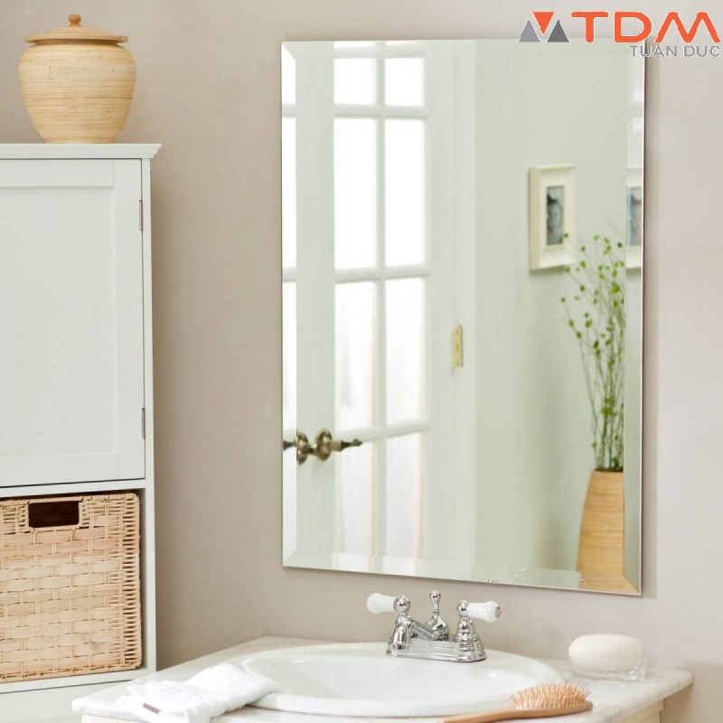 Giá gương phòng tắm đang trở nên hấp dẫn hơn với các mẫu gương đa dạng về kiểu dáng và màu sắc. Với các loại gương có tính năng chống sương mờ và đa năng, phù hợp với mọi nhu cầu của bạn. Hãy chiêm ngưỡng những mẫu gương đẹp và hiện đại đến từ các thương hiệu nổi tiếng trong ngành thiết bị vệ sinh.