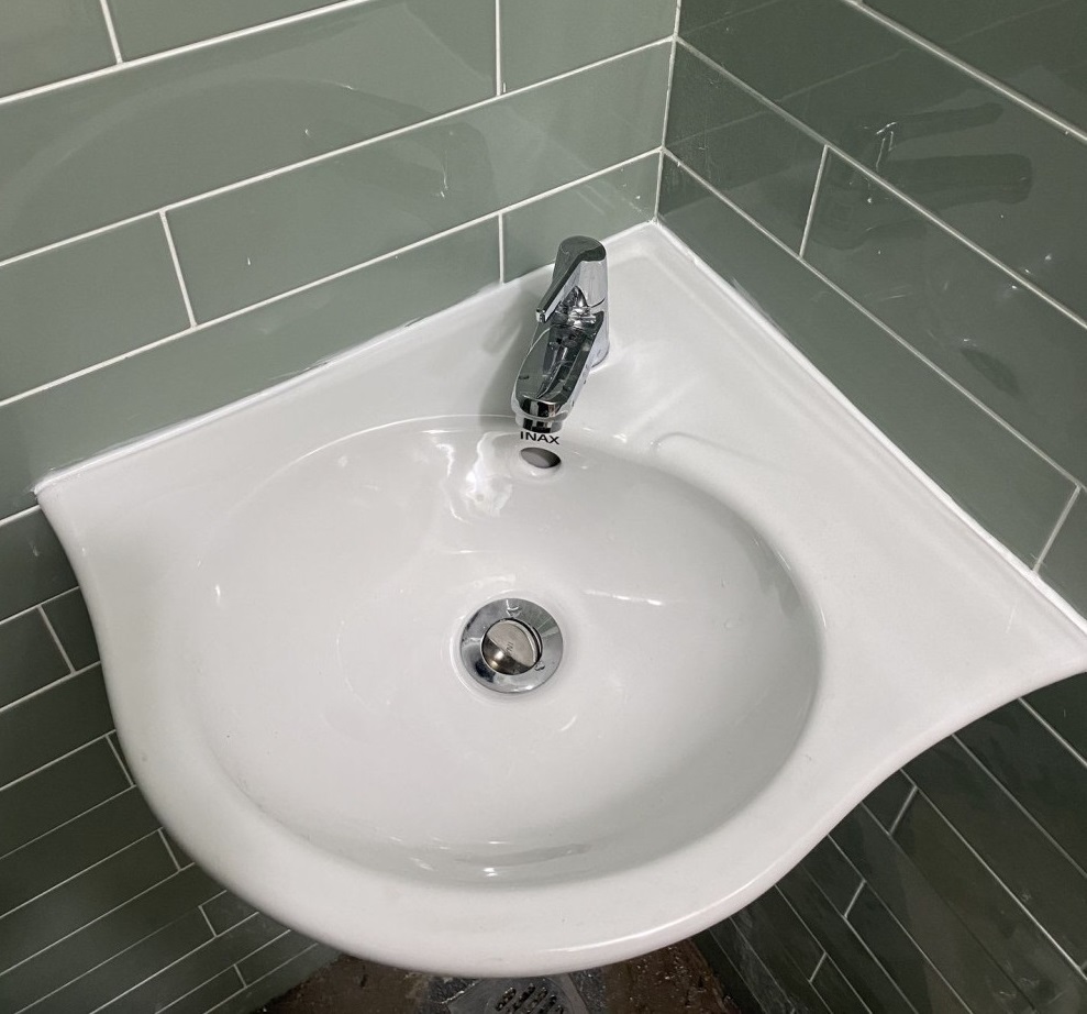 lavabo góc tiết kiệm diện tích